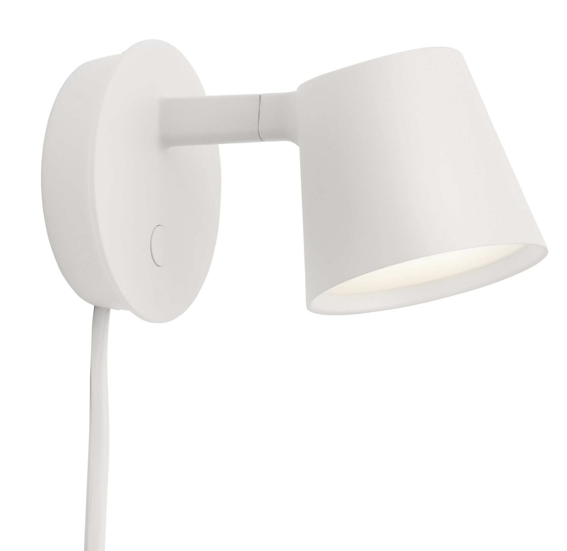 Nahaufnahme der modernen, weißen Tip Wandleuchte von Muuto mit warmem Lichtschein.